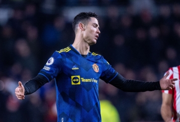 Ronaldo giận dữ: Man Utd định nhượng bộ đến khi nào?