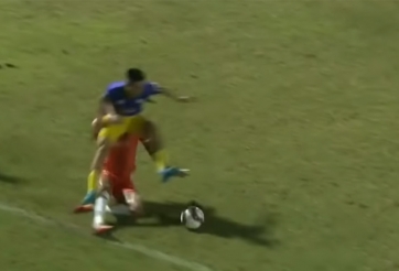 VIDEO: Văn Quyết thực hiện cú xông phi vào đối thủ