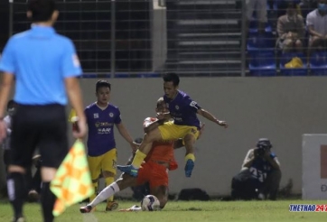 HLV Chu Đình Nghiêm: 'Văn Quyết chỉ nhảy tránh bóng'