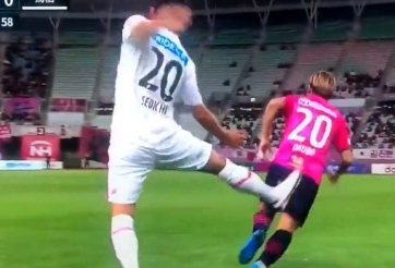 VIDEO: Đồng đội của Văn Lâm 'nhận giải Oscar' cho pha ăn vạ vượt sức tưởng tượng