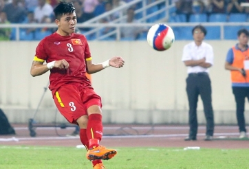 VIDEO: 'Hùng xà ngang' 'tặng' cho đối phương bàn thắng