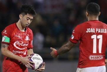 Ngoại binh Brazil tranh đá phạt đền với Lee Nguyễn