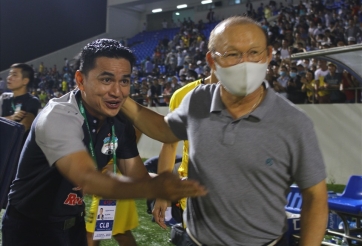 HLV Park xuống sân chúc mừng Kiatisak và HAGL