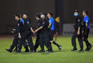 Cảnh sát cơ động 'giải vây' cho trọng tài rời sân