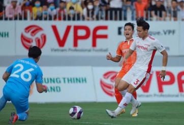 VIDEO: Đội trưởng ĐTVN suýt ăn thua trước đối thủ