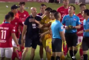 VIDEO: Trợ lý CLB TPHCM chửi bới trọng tài