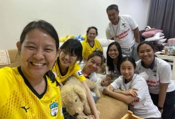 VIDEO: Người thân của HLV Kiatisak làm điều bất ngờ với Văn Toàn