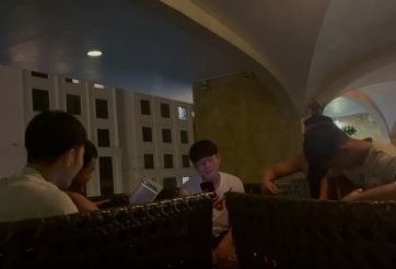 VIDEO: Xuân Trường vừa video với vợ vừa hát cùng đồng đội