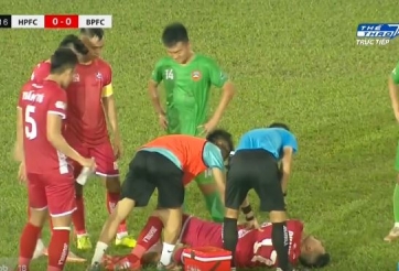 VIDEO: Cầu thủ Hải Phòng rời sân do bị đồng đội đạp vào ống đồng