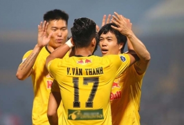 CĐV Thanh Hóa đứng trên nóc nhà thẫn thờ chứng kiến Công Phượng ghi bàn