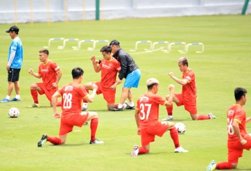 VIDEO: ĐT Việt Nam căng mình tập luyện