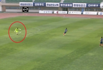 VIDEO: Thủ môn 'ăn rùa' với siêu phẩm ở khoảng cách 90m