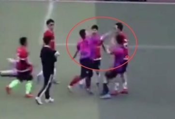 VIDEO: Cầu thủ Trung Quốc đá phi thể thao đạp thẳng mặt đối thủ