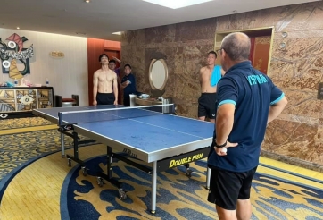 HLV Park và Công Phượng chơi bóng bàn