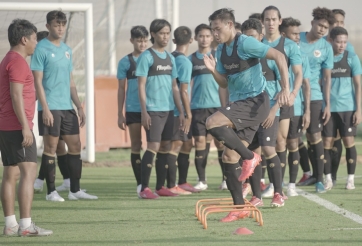 VIDEO: Indonesia nhồi thể lực dưới nắng gắt quyết đấu ĐTVN