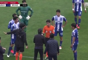 VIDEO: Trọng tài bị ném đá vì 'lật nhanh hơn bánh tráng'