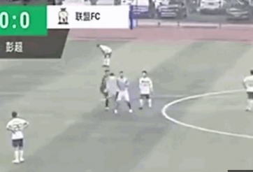 VIDEO: Cầu thủ Trung Quốc nhận cái kết đắng ngắt vì song phi vào trọng tài