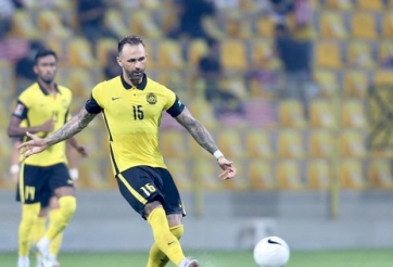 Sao nhập tịch Malaysia san bằng tỷ số từ sai lầm của Văn Hậu