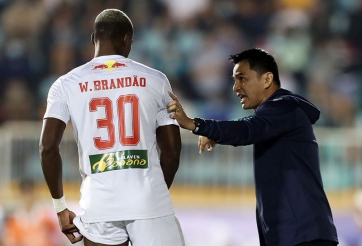 Tiền đạo HAGL 'toát mồ hôi hột' với HLV Kiatisak