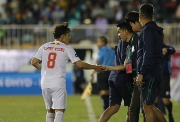 Tiền vệ HAGL nói điều bất ngờ về HLV Kiatisak