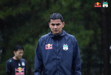 HLV Kiatisak gặp 'chuyện dở khóc dở cười' ở sân chơi châu lục