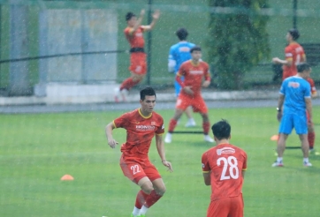 ĐT Việt Nam dầm mình 'luyện công' dưới mưa lớn