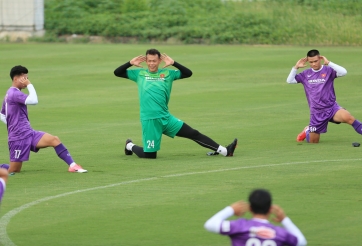 Thủ môn ĐT Việt Nam nhận 'món quà lớn' trong ngày tập trung