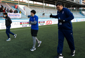 Mừng vì thắng Lào, HLV Thái Lan chạy 10 vòng quanh sân bóng