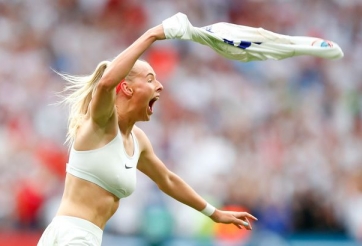 Nữ tiền đạo Man City đổi đời sau khi… cởi áo ăn mừng