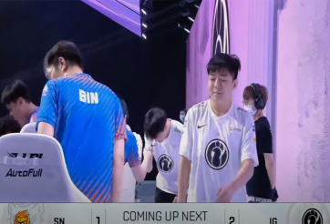 Đồng đội của SofM bị chỉ trích vì không bắt tay với đối thủ sau trận thua trước IG