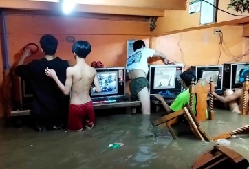 Bất chấp tình hình mưa lũ, game thủ Philippines vẫn ngồi chơi game chật kín quán net