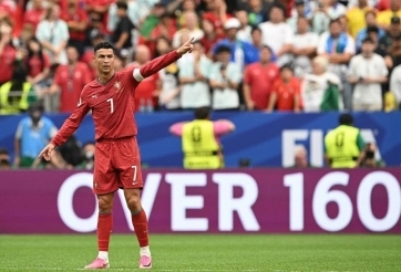 Một cái chỉ tay của Ronaldo xé toang hàng thủ Uzbekistan