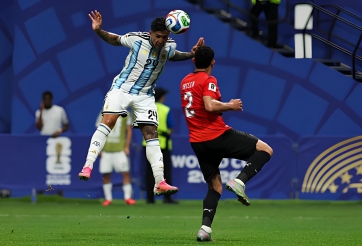 Đồng đội tại Argentina bất ngờ sở hữu cột mốc Messi không bao giờ chạm tới được