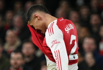 Arsenal bất ngờ dùng tiền đạo đắt giá thay thế Saliba bị chấn thương dài hạn