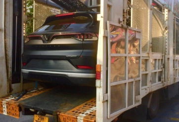 Bất ngờ xuất hiện bộ đôi VinFast VF 8 màu lạ tại Hải Phòng, logo bị che kín bí ẩn