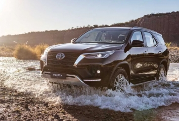 Những mẫu xe ô tô 'khắc tinh' của ngập lụt với khả năng lội nước 'đáng nể'