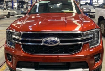 Cận cảnh Ford Everest 2022 tại đại lý Việt Nam, sẵn sàng cho màn ra mắt tháng sau