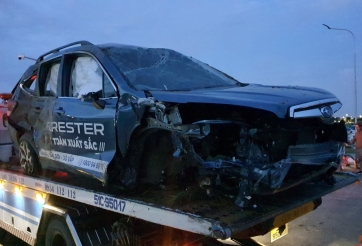 Khách hàng lái thử Subaru Forester đâm văng cột đèn, xe biến dạng nặng