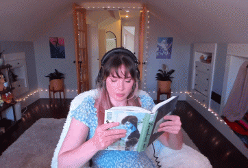 Ngồi im đọc sách cả tiếng đồng hồ, nữ streamer vẫn thu hút hàng ngàn người theo dõi