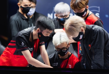 AIC 2022: Team Flash tung đội hình dị, thắng ngay trận đầu ra quân