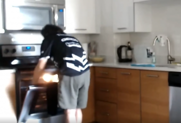 Video: Thấy game quá dễ, game thủ DOTA 2 vừa đánh giải vừa nướng pizza