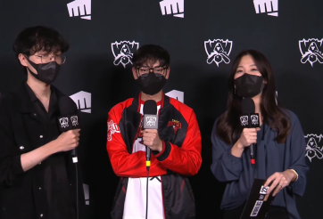 VIDEO: 'Ngài ếch' Froggy trả lời phỏng vấn sau chiến thắng trước IW