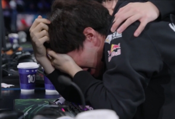 VIDEO: Các tuyển thủ T1 thất vọng, bật khóc sau khi để thua DRX - CKTG 2022