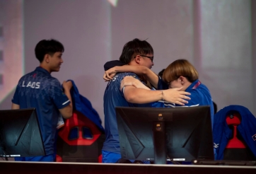 HLV Lào bật khóc sau khi chiến thắng chủ nhà Campuchia