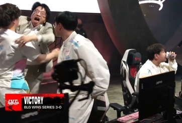 Lao vào khu vực thi đấu của đối thủ để ăn mừng