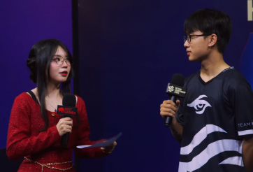 VIDEO: MC Remind cosplay Yor Forger trong ngày khai mạc VCS