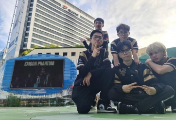 ĐT Việt Nam bất ngờ khi thấy hình ảnh của mình xuất hiện tại trung tâm Bangkok