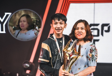 Mẹ bật khóc khi thấy con vô địch thế giới Liên Quân Mobile