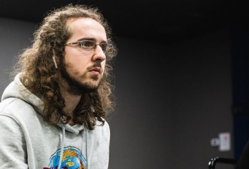 Streamer bị cấm sóng vì uống rượu lái xe