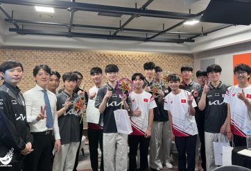 Tuyển thủ Hàn thích thú nhận đèn ông sao của Việt Nam